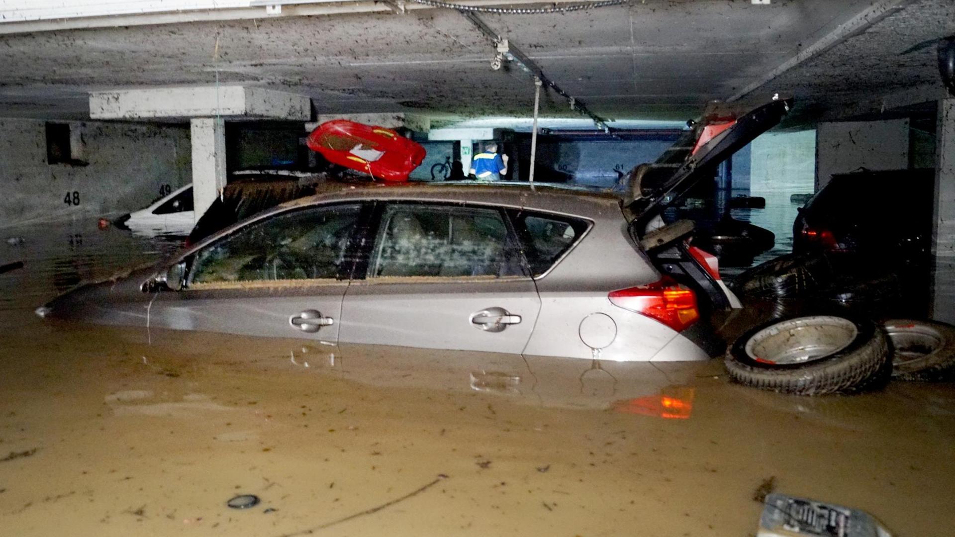 Baden-Württemberg, Hochdorf: In einer nach einem Starkregen überschwemmten Tiefgarage stehen Fahrzeuge unter Wasser. Baden-Württemberg, Hochdorf: In einer nach einem Starkregen überschwemmten Tiefgarage stehen Fahrzeuge unter Wasser.