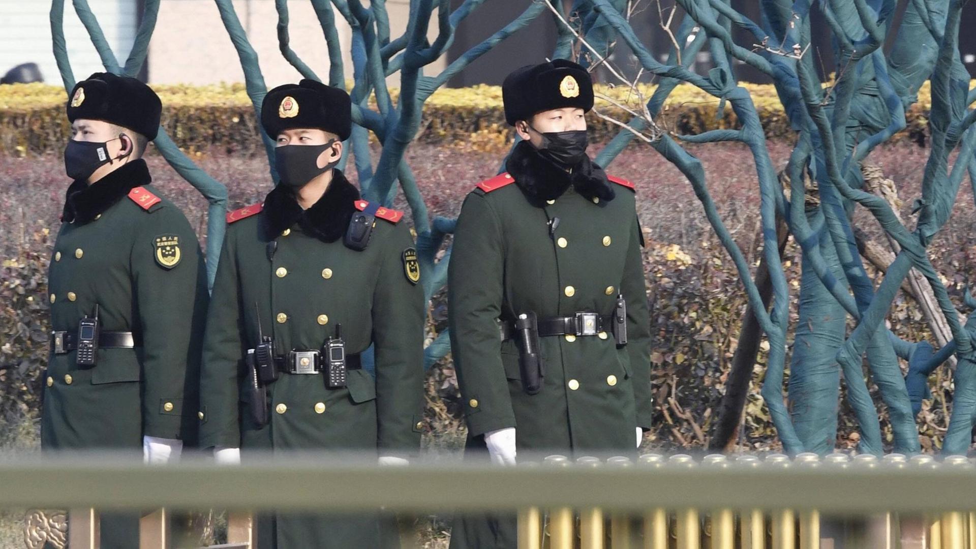 Polizeibeamte in Peking mit Mundschutz. Polizeibeamte in Peking mit Mundschutz.