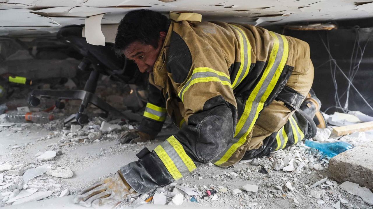 Ein Feuerwehrmann sucht in Mexiko-Stadt in einem zerstörten Gebäude nach Überlebenden des Erdbebens. Ein Feuerwehrmann sucht in Mexiko-Stadt in einem zerstörten Gebäude nach Überlebenden des Erdbebens.