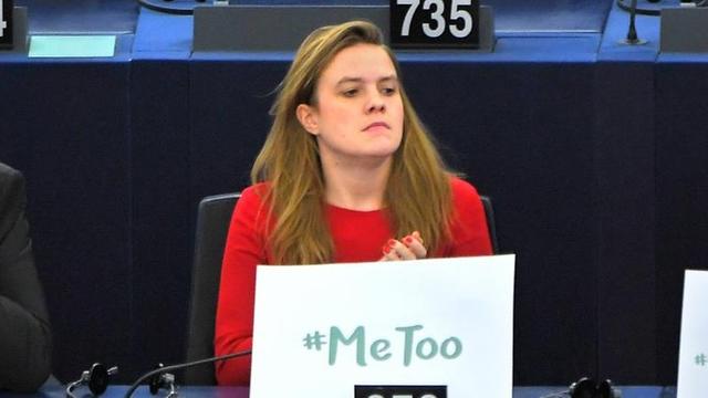 Die deutsche Europaabgeordnete der Grünen, Terry Reintke, hat ein Plakat mit der Aufschrift "#metoo" vor sich.