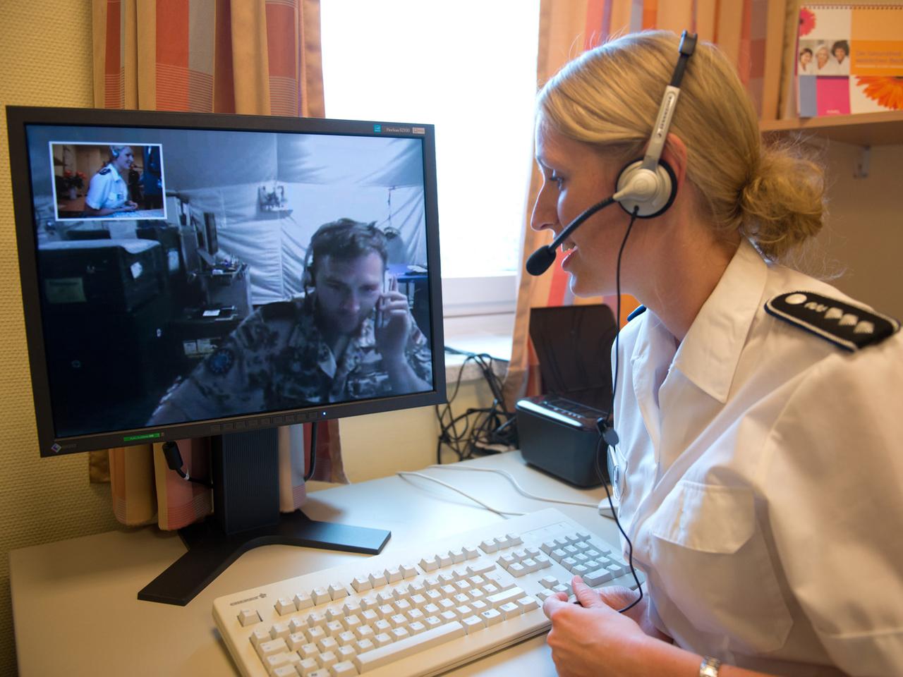 Eine Bundeswehr-Stabsärztin unterhält sich am 13.08.2013 im Bundeswehrkrankenhaus in Westerstede mit einem Soldaten vom Einsatzkontingent der Bundeswehr in Mali über Satellit. Eine Bundeswehr-Stabsärztin unterhält sich am 13.08.2013 im Bundeswehrkrankenhaus in Westerstede mit einem Soldaten vom Einsatzkontingent der Bundeswehr in Mali über Satellit.