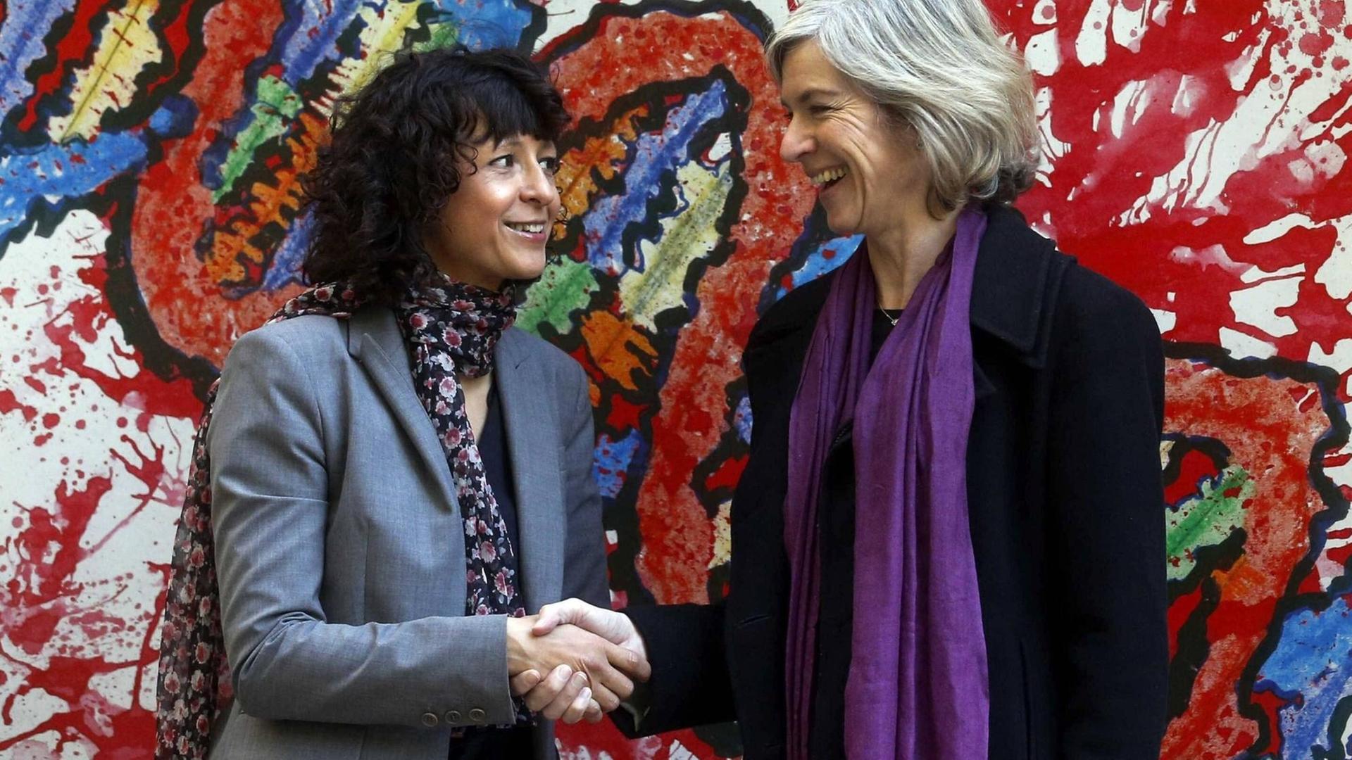 Emmanuelle Charpentier (L) und Jennifer Doudna (R) geben sich die Hand. Emmanuelle Charpentier (L) und Jennifer Doudna (R) geben sich die Hand.