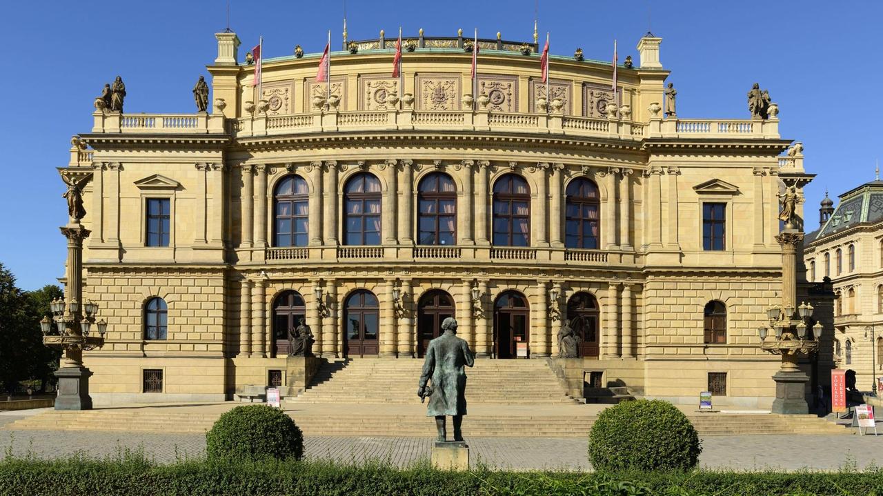 Frontalaufnahme des Konzerthauses, das im Stil der Neorenaissance erbaut wurde und eine großzügige Freitreppe hat. Frontalaufnahme des Konzerthauses, das im Stil der Neorenaissance erbaut wurde und eine großzügige Freitreppe hat.