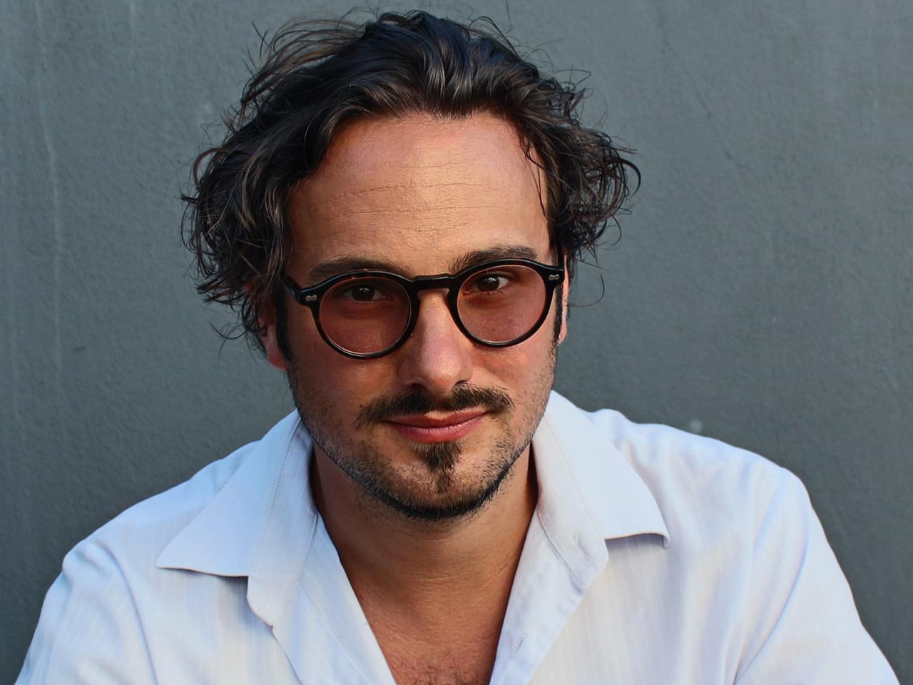 Der Technikphilosoph Bruno Gransche im Porträt, dunkle lockige Haare, Brille. Der Technikphilosoph Bruno Gransche im Porträt, dunkle lockige Haare, Brille.