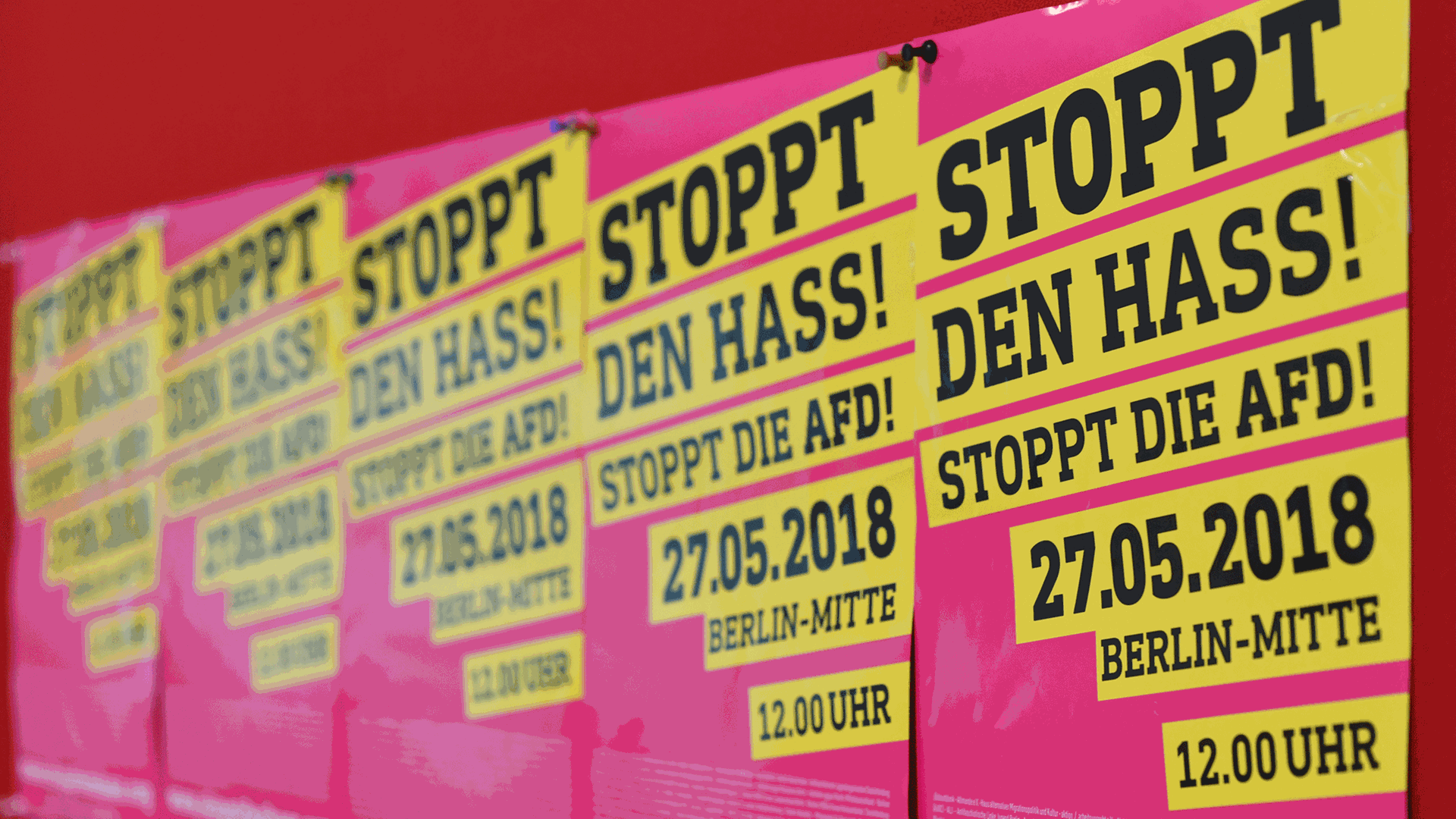 Diese Plakate hängen bei einem Pressegespräch des Bündnisses "Stoppt den Hass - Stoppt die AfD" an einer Wand.