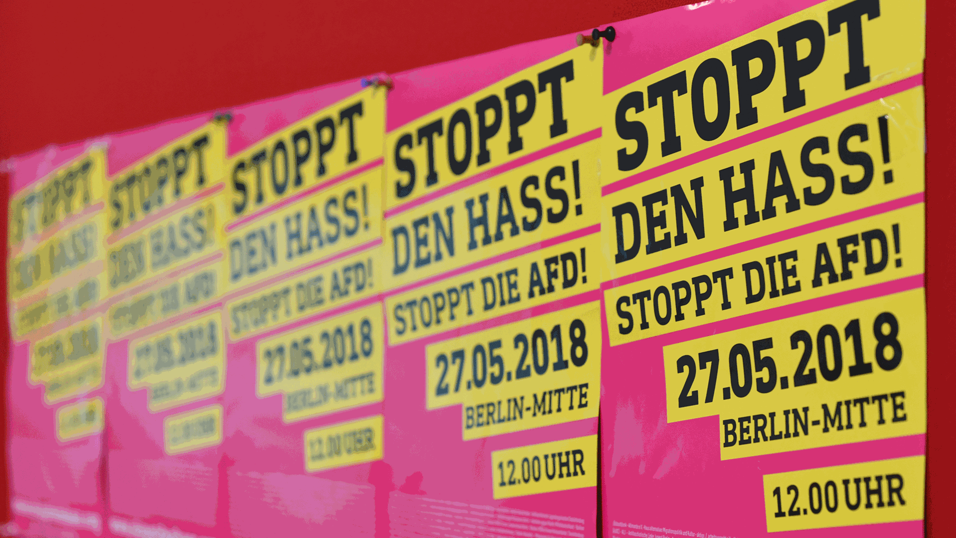 Diese Plakate hängen bei einem Pressegespräch des Bündnisses "Stoppt den Hass - Stoppt die AfD" an einer Wand. Diese Plakate hängen bei einem Pressegespräch des Bündnisses "Stoppt den Hass - Stoppt die AfD" an einer Wand.