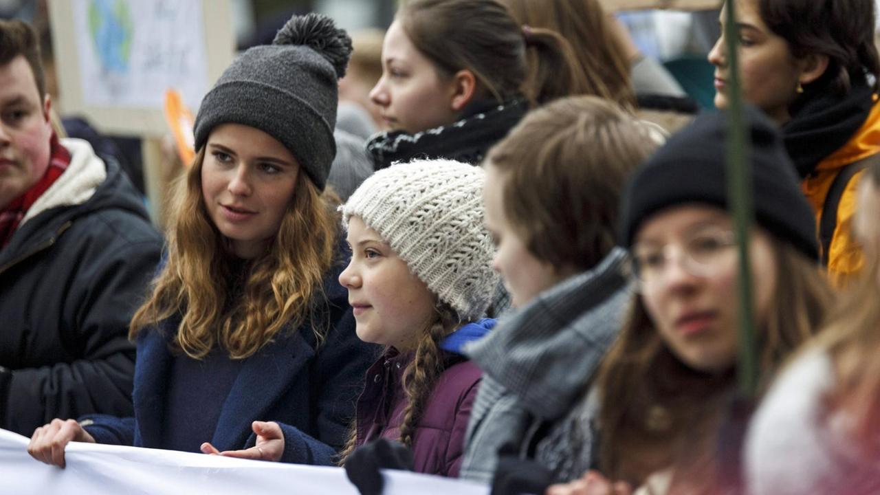 Luisa Neubauer (l.) und Greta Thunberg bei "Fridays for Future" am Fronttransparent der Demo für mehr Klimaschutz am 1. März 2019 in Hamburg Luisa Neubauer (l.) und Greta Thunberg bei "Fridays for Future" am Fronttransparent der Demo für mehr Klimaschutz am 1. März 2019 in Hamburg