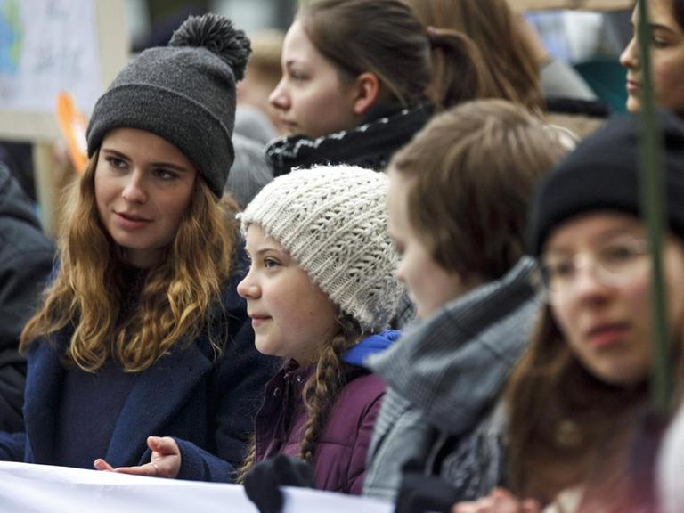 Luisa Neubauer (l.) und Greta Thunberg bei "Fridays for Future" am Fronttransparent der Demo für mehr Klimaschutz am 1. März 2019 in Hamburg