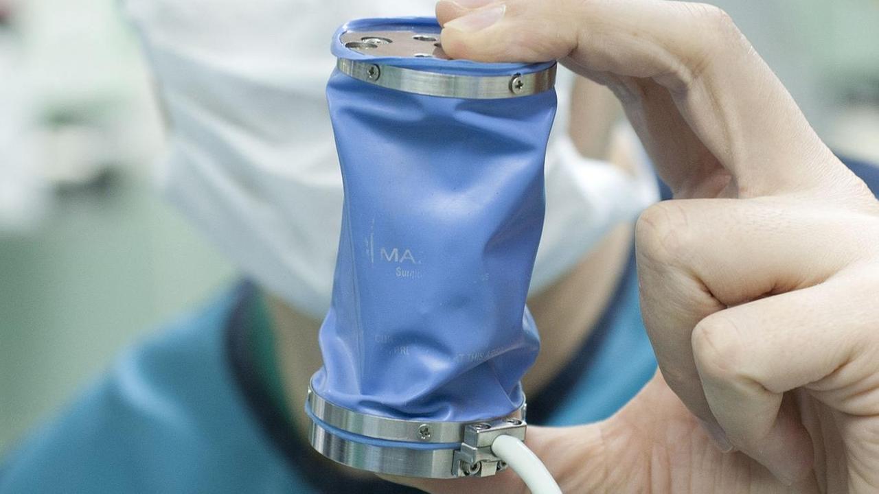 Ein Chirurg am Universitätsklinikum Mainz hält einen OP-Roboter in der Hand, der bei Lendenwirbeloperationen zum Einsatz kommt. Ein Chirurg am Universitätsklinikum Mainz hält einen OP-Roboter in der Hand, der bei Lendenwirbeloperationen zum Einsatz kommt.