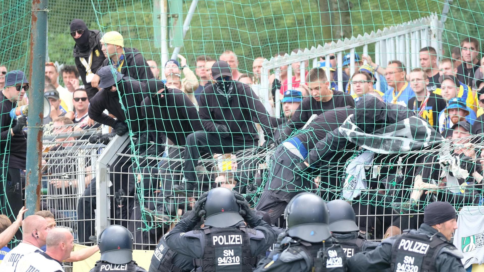 Anhänger von Lok Leipzig stören das Spiel gegen Chemie Leipzig Anhänger von Lok Leipzig stören das Spiel gegen Chemie Leipzig