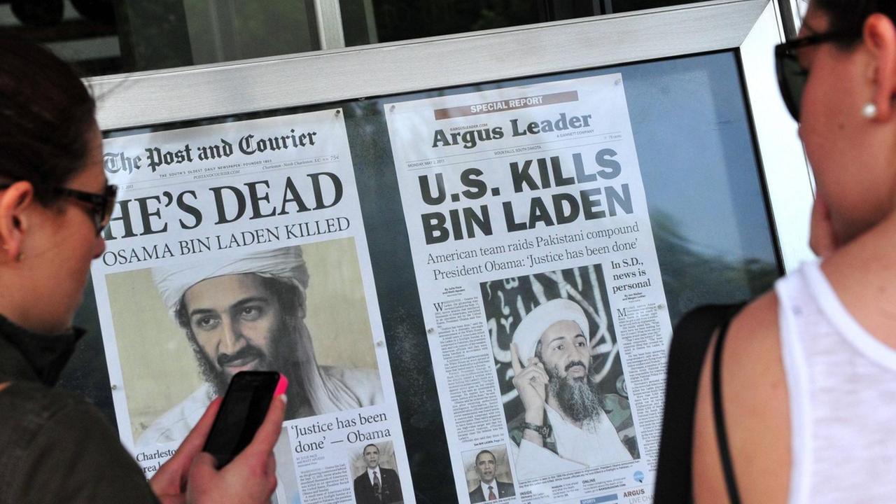 Passanten stehen vor Zeitungen in Washington D.C. nach der Tötung Osama Bin Ladens Passanten stehen vor Zeitungen in Washington D.C. nach der Tötung Osama Bin Ladens