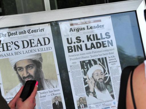 Passanten stehen vor Zeitungen in Washington D.C. nach der Tötung Osama Bin Ladens
