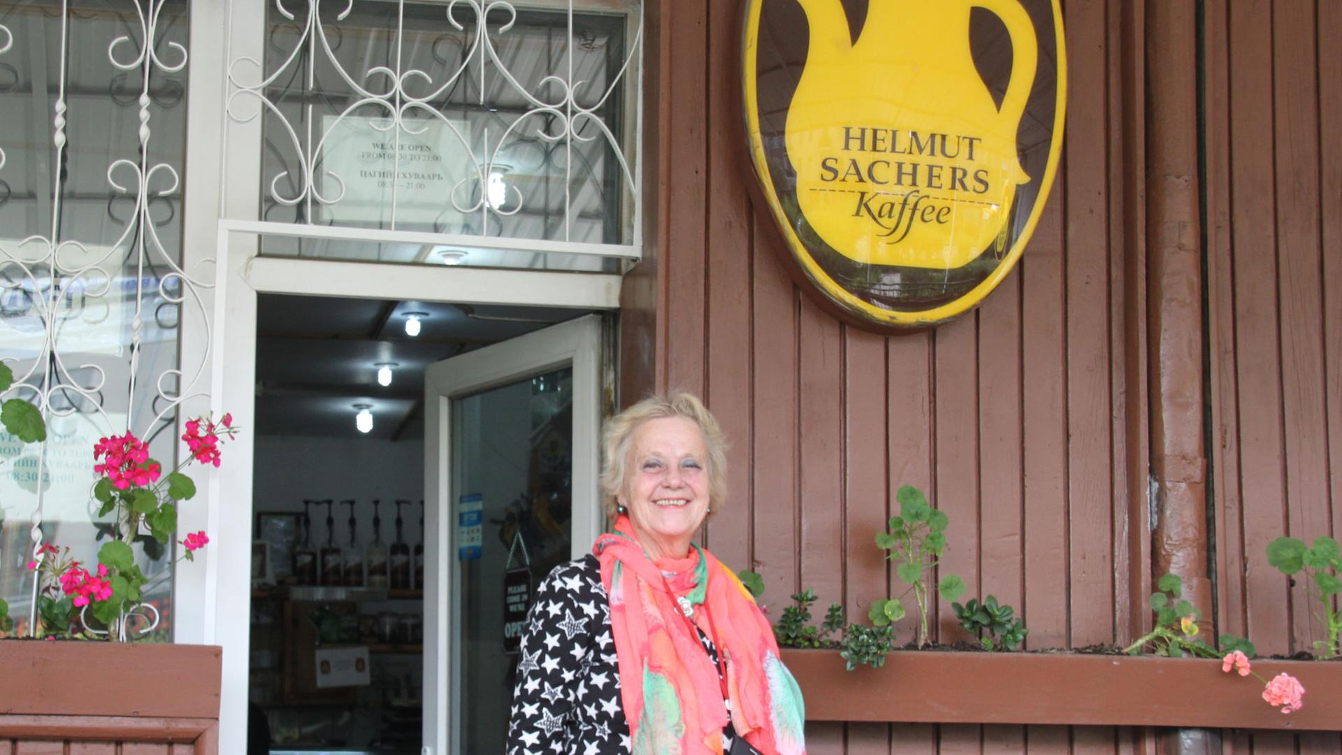 Brigitte Cummings steht vor ihrem Café in Ulan Bator