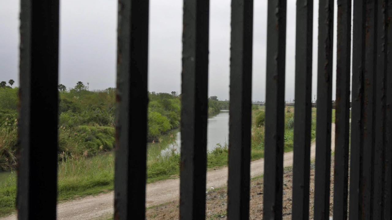 Blick durch Grenzzaun auf einen von drei Grenzübergängen in Brownsville Blick durch Grenzzaun auf einen von drei Grenzübergängen in Brownsville