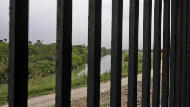 Blick durch Grenzzaun auf einen von drei Grenzübergängen in Brownsville