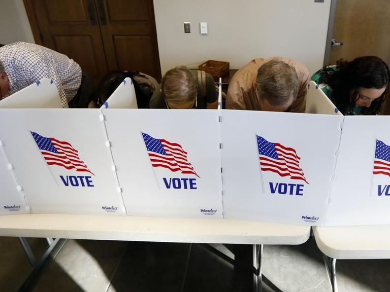 USA, Ridgeland: Wahlberechtigte geben ihre Stimme ab.