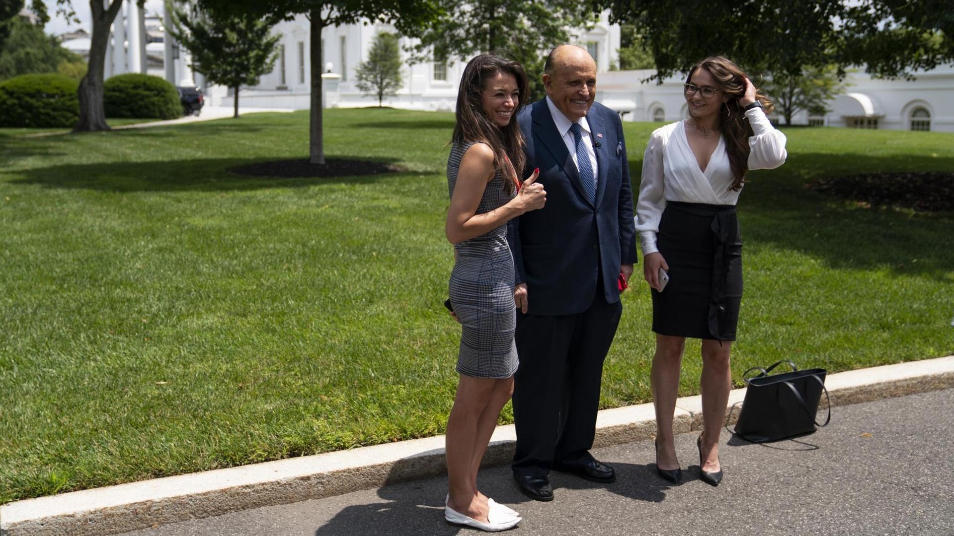 Trump-Anwalt Rudy Giuliani posiert mit Chanel Rion (l.), einer Korrespondentin des TV-Senders, und seiner eigenen Assistentin OAN Trump-Anwalt Rudy Giuliani posiert mit Chanel Rion (l.), einer Korrespondentin des TV-Senders, und seiner eigenen Assistentin OAN