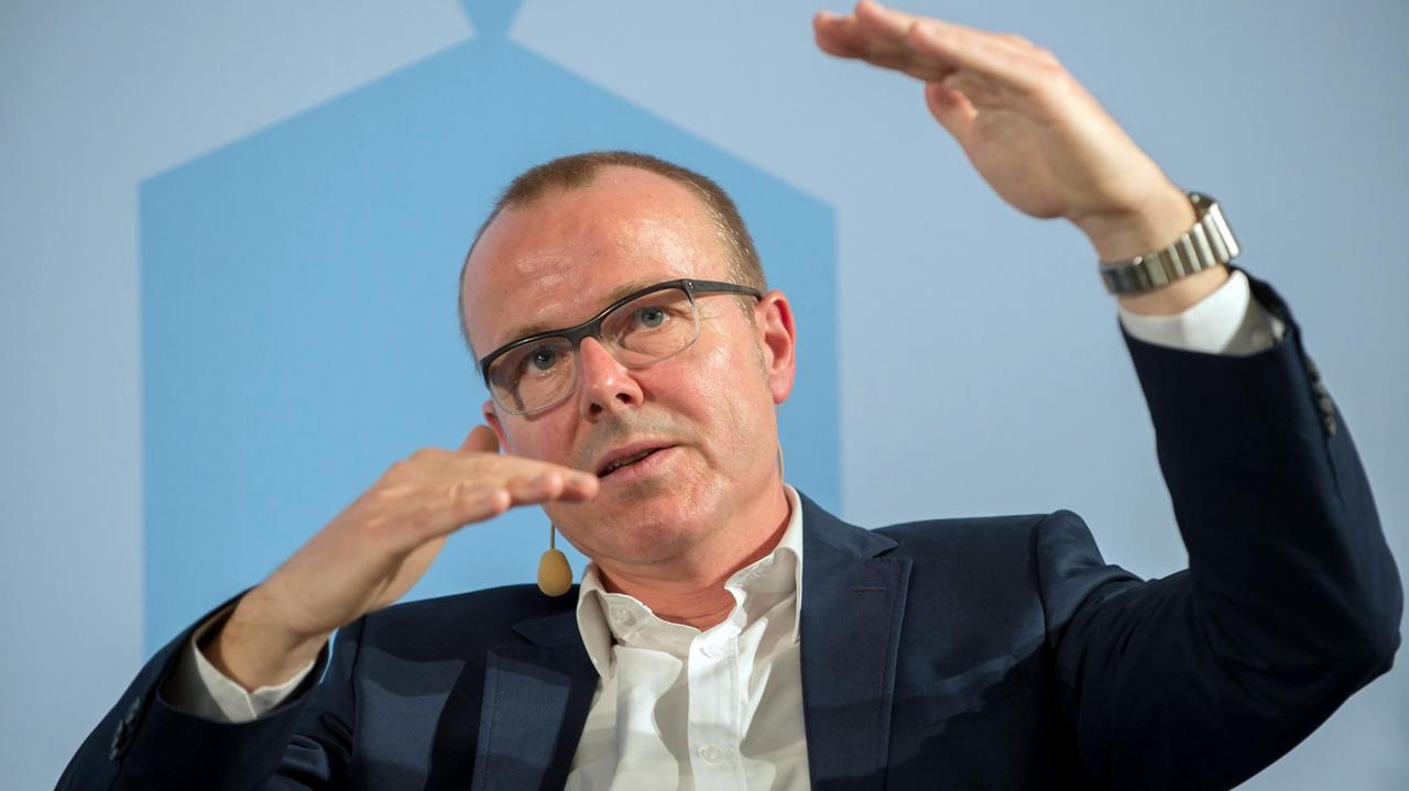 Der Verhaltensökonom Armin Falk nimmt am 07.04.2015 in Berlin an einer Diskussionsveranstaltung im Rahmen der Veranstaltungsreihe "Wirtschaft für morgen" im Bundeswirtschaftsministerium teil.