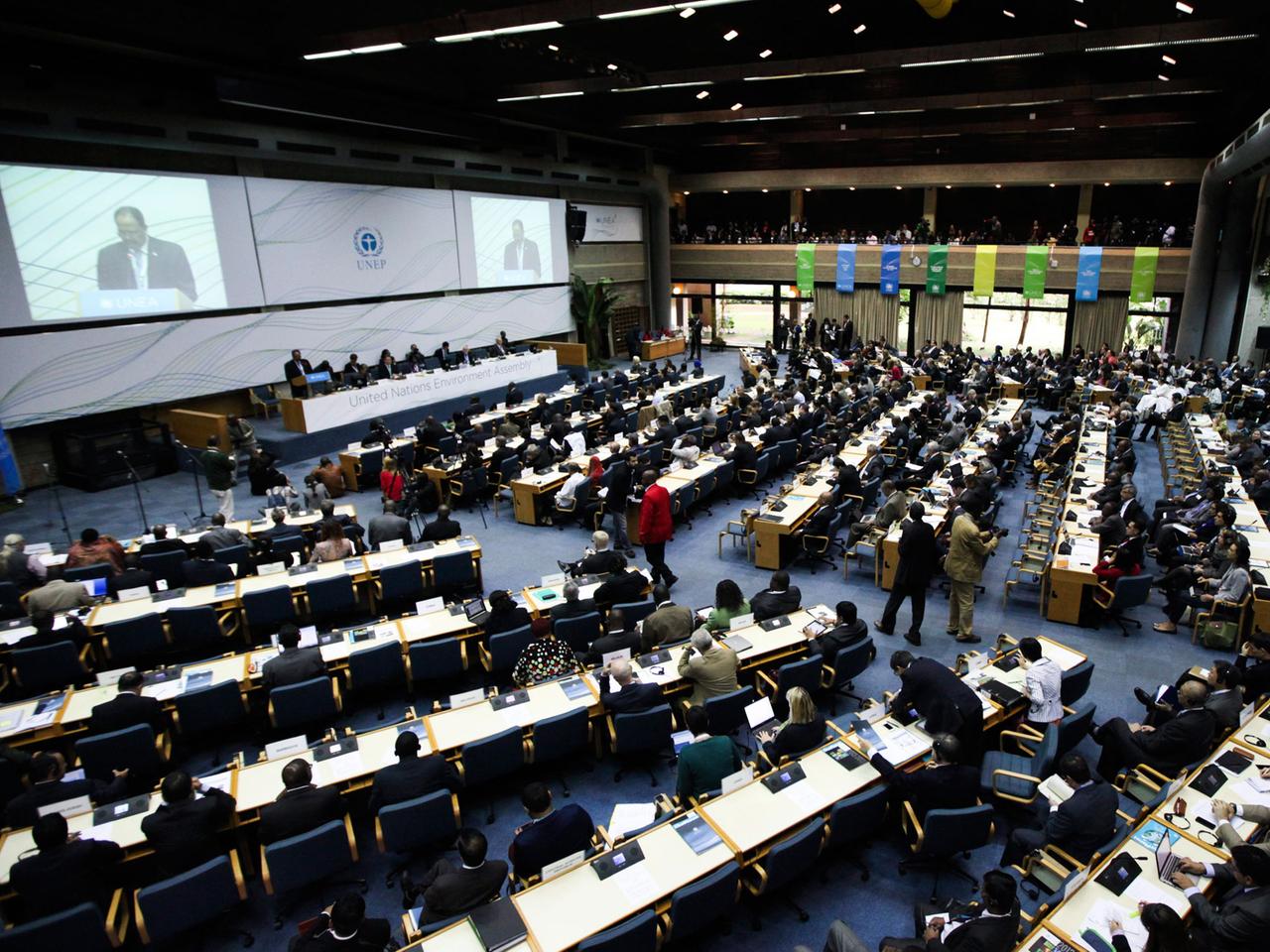 In einem großen Saal sitzen die Delegierten bei der ersten UNEA-Konferenz. In einem großen Saal sitzen die Delegierten bei der ersten UNEA-Konferenz.