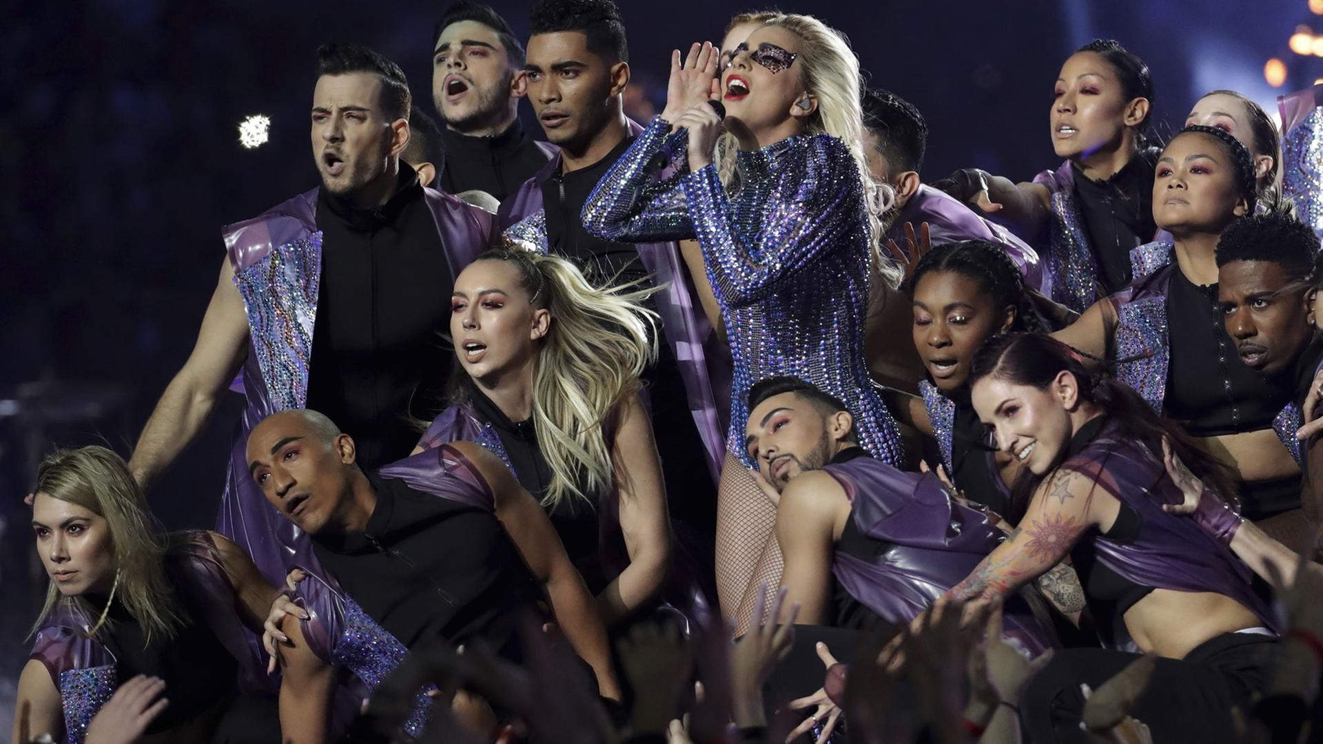 Lady Gaga mit ihren Tänzern: Andeutungsweise politisch Lady Gaga mit ihren Tänzern: Andeutungsweise politisch