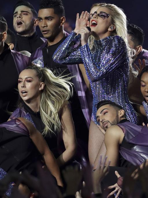 Lady Gaga mit ihren Tänzern: Andeutungsweise politisch