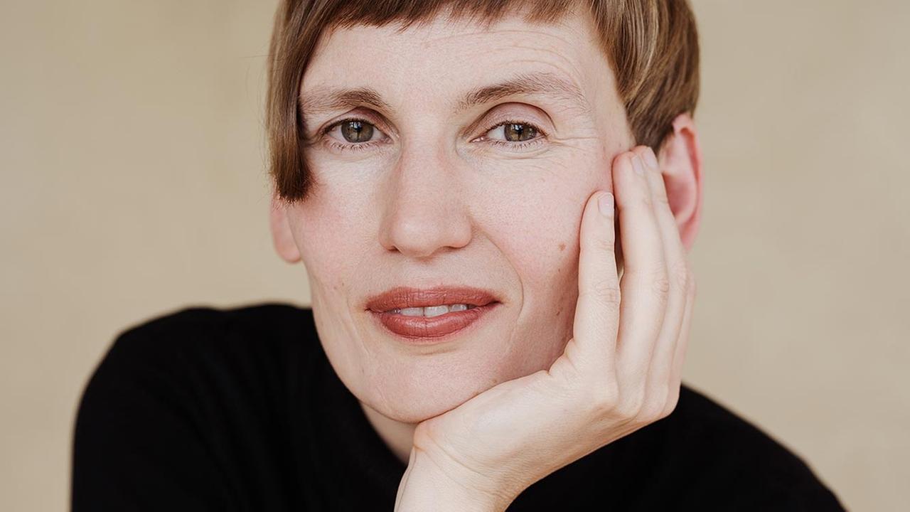 Eva von Redecker, im schwarzen Pullover, hat den Kopf in die linke Hand gestützt und schaut freundlich in die Kamera. Eva von Redecker, im schwarzen Pullover, hat den Kopf in die linke Hand gestützt und schaut freundlich in die Kamera.