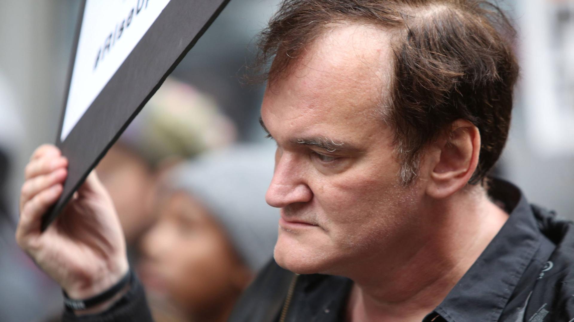 Der Regisseur Quentino Tarantino bei einem Protestmarsch am 24.10.2015 in New York gegen Polizeigewalt. Der Regisseur Quentino Tarantino bei einem Protestmarsch am 24.10.2015 in New York gegen Polizeigewalt.