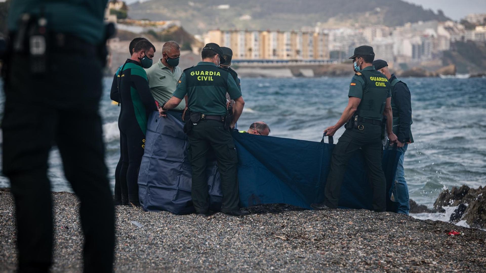 Die spanische Polizei in Ceuta hat einen toten Menschen am Strand gefunden Die spanische Polizei in Ceuta hat einen toten Menschen am Strand gefunden