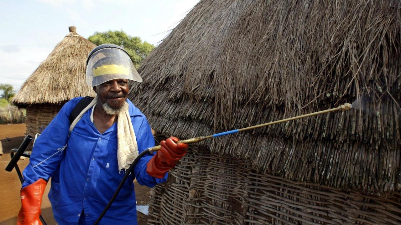 Ein Gesundheitsarbeiter besprüht am 25.4.2003 eine Wohnhütte in Jozini in einem Malariagebiet in Südafrika mit dem Insektizid DDT ein. Ein Gesundheitsarbeiter besprüht am 25.4.2003 eine Wohnhütte in Jozini in einem Malariagebiet in Südafrika mit dem Insektizid DDT ein.