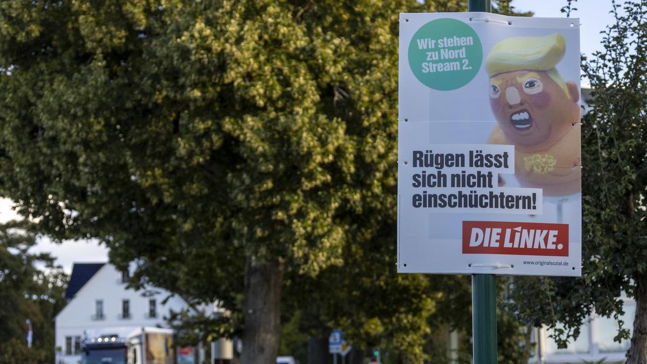 Ein Plakat der Partei "Die Linke" mit der Auschrift " Rügen lässt sich nicht einschüchtern! Wir stehen zu Nord Stream 2 "hängt an einer Laterne in Lietzow. Ein Plakat der Partei "Die Linke" mit der Auschrift " Rügen lässt sich nicht einschüchtern! Wir stehen zu Nord Stream 2 "hängt an einer Laterne in Lietzow.