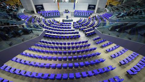 Der Plenarsaal im Reichstagsgebäude vor einer Sitzung des Deutschen Bundestages.