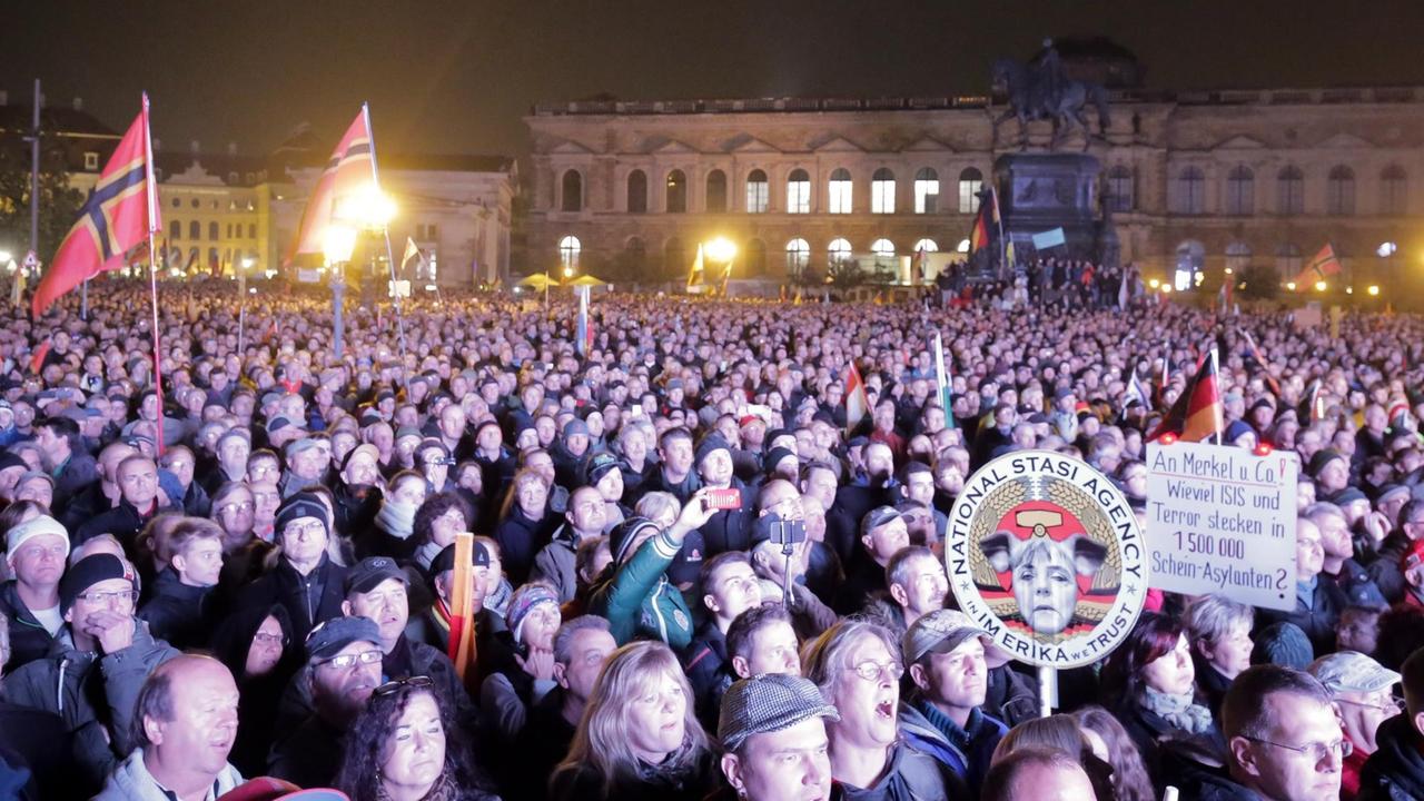 Pegida-Demonstranten vor der Semperoper in Dresden