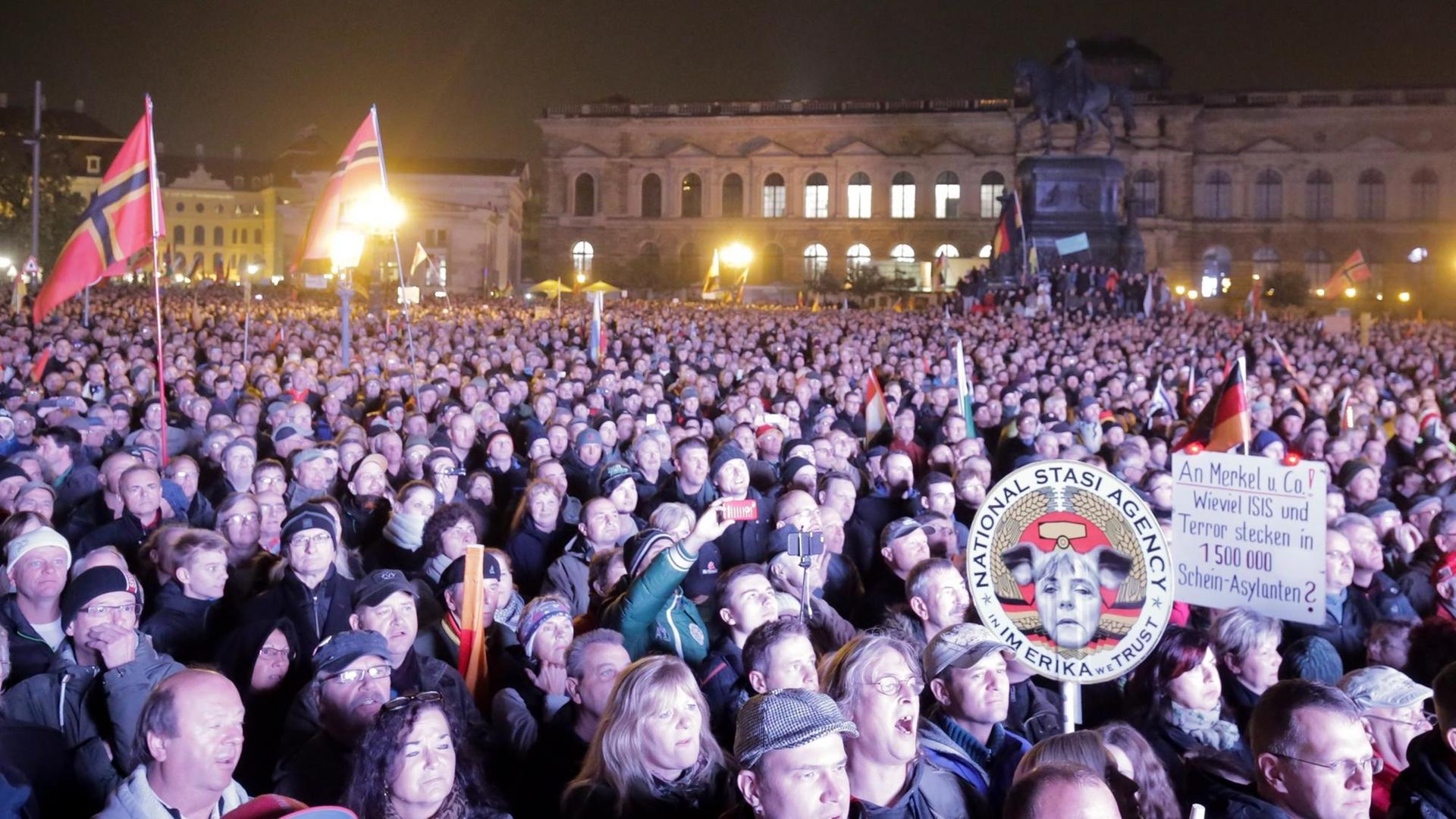 Pegida-Demonstranten vor der Semperoper in Dresden Pegida-Demonstranten vor der Semperoper in Dresden