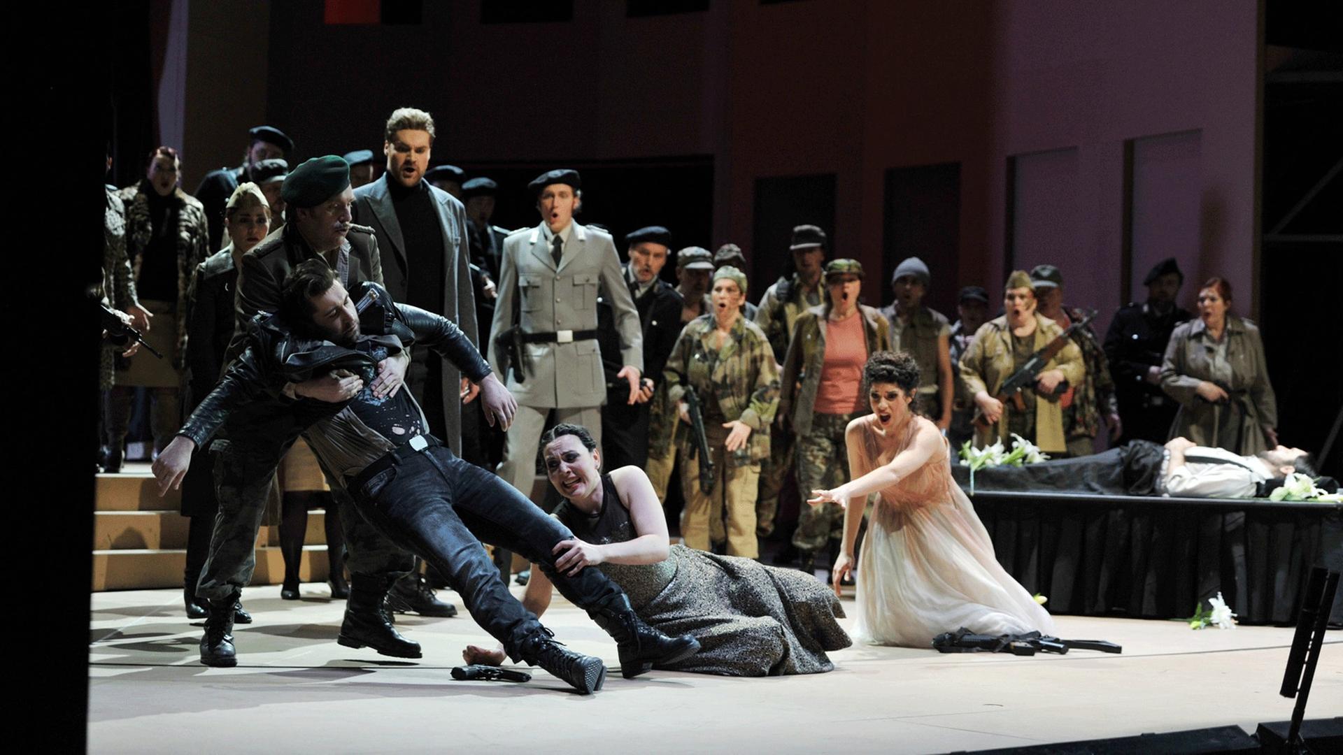 Eine Szene aus Zdeněk Fibichs "Die Braut von Messina" mit Manfred Wulfert als Bohemund, Richard Samek als Don Cesar, Lucia Cervoni als Donna Isabella, Noa Danon als Beatrice und im Hintergrund Hale Soner (Page), Johannes Stermann (Diego), Martin-Jan Nijhof (Kajetan) und der Opernchor Magdeburg Eine Szene aus Zdeněk Fibichs "Die Braut von Messina" mit Manfred Wulfert als Bohemund, Richard Samek als Don Cesar, Lucia Cervoni als Donna Isabella, Noa Danon als Beatrice und im Hintergrund Hale Soner (Page), Johannes Stermann (Diego), Martin-Jan Nijhof (Kajetan) und der Opernchor Magdeburg