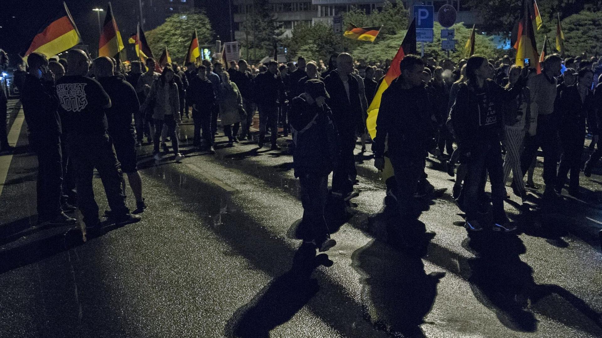 Am Freitagabend marschieren mittlerweile regelmäßig Anhänger der rechten Bewegung "Pro Chemnitz" durch die Straßen der Stadt, hier am 7.9.2017 Am Freitagabend marschieren mittlerweile regelmäßig Anhänger der rechten Bewegung "Pro Chemnitz" durch die Straßen der Stadt, hier am 7.9.2017