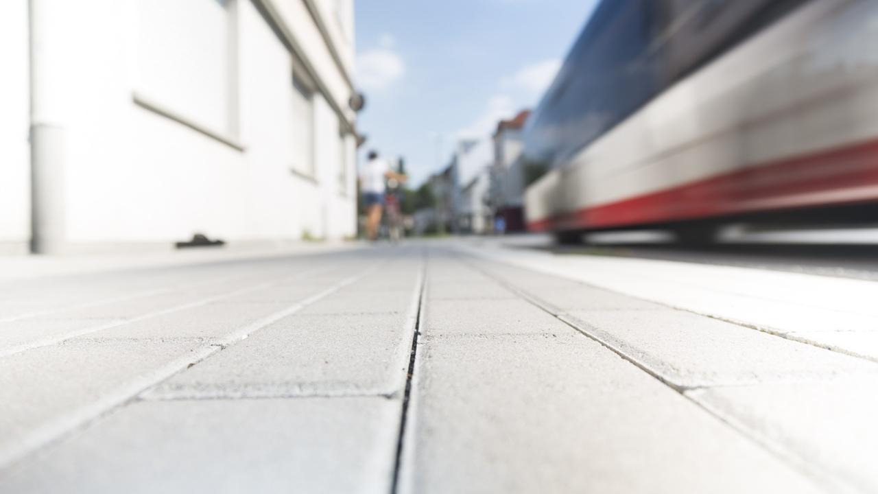 Die Pflastersteine auf dem Gehweg in Bottrop - ein Bus fährt vorbei Die Pflastersteine auf dem Gehweg in Bottrop - ein Bus fährt vorbei