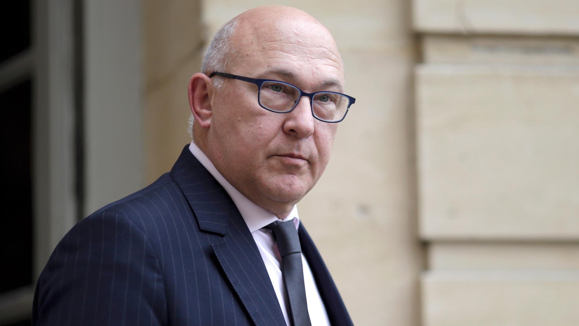 Frankreichs Finanzminister Michel Sapin in Anzug und Krawatte vor einem Gebäude Frankreichs Finanzminister Michel Sapin in Anzug und Krawatte vor einem Gebäude
