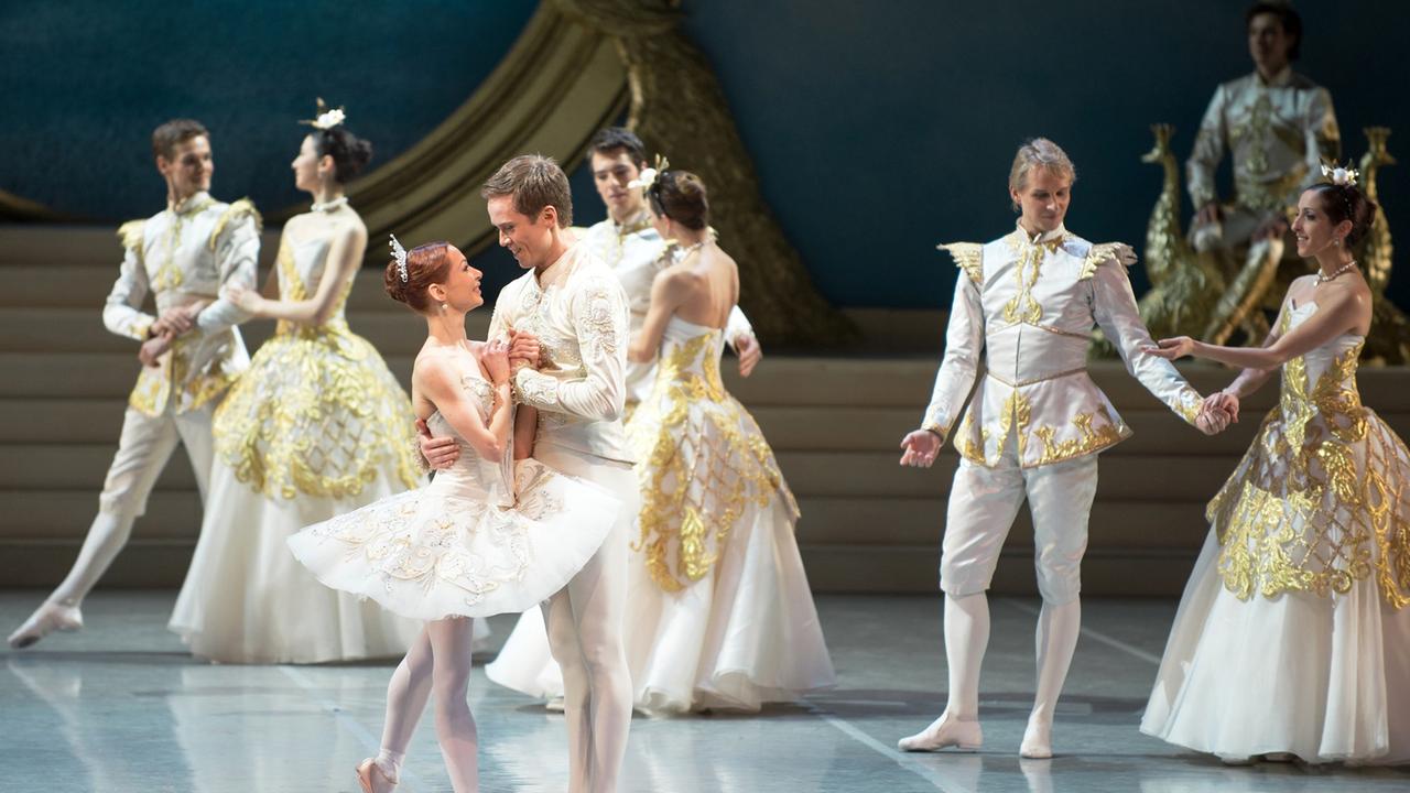 Das Ballett Dornröschen in drei Akten mit Musik von Peter I. Tschaikowsky und von Nacho Duato inszeniert, feierte seine Pemiere am 13.02.2015. Das Ballett Dornröschen in drei Akten mit Musik von Peter I. Tschaikowsky und von Nacho Duato inszeniert, feierte seine Pemiere am 13.02.2015.