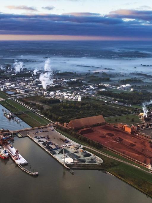 Luftaufnahme von der Elbe, Nebel- und Wolkenschichten über dem Raffinerie- Werksgelände in Bützfleth, Landkreis Stade.