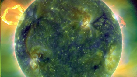 Die Sonne im kurzwelligen Ultraviolett, aufgenommen vom Solar Dynamics Observatory Die Sonne im kurzwelligen Ultraviolett, aufgenommen vom Solar Dynamics Observatory
