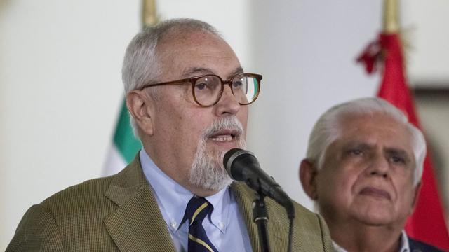 Der Generalsekretär des Oppositionsbündnisses Tisch der Demokratischen Einheit (MUD) in Venezuela spricht vor einem Mikrofon während eines Treffens in Caracas.