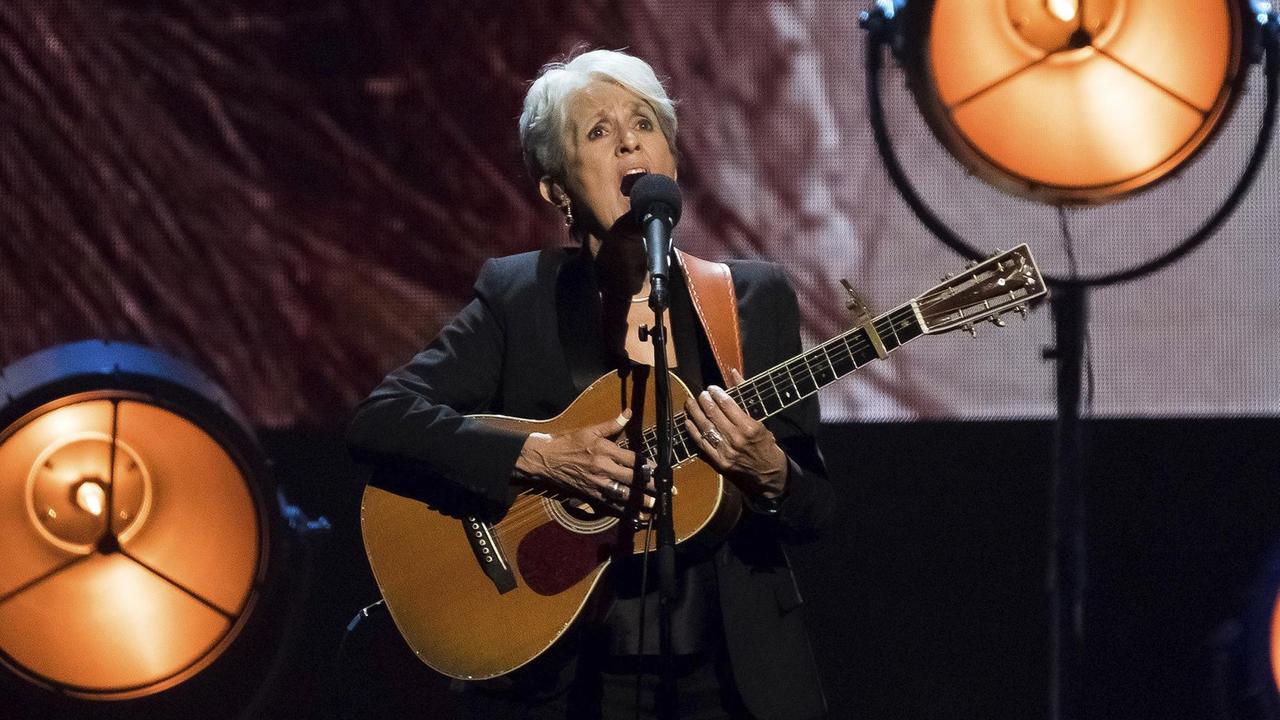 Joan Baez singt nach ihrer Aufnahme in die Rock and Roll Hall of Fame in New York. Joan Baez singt nach ihrer Aufnahme in die Rock and Roll Hall of Fame in New York.