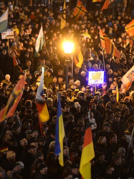 Teilnehmer haben sich am 23.11.2015 auf dem Theaterplatz in Dresden (Sachsen) während einer Kundgebung des Bündnisses Pegida (Patriotische Europäer gegen die Islamisierung des Abendlandes) versammelt.