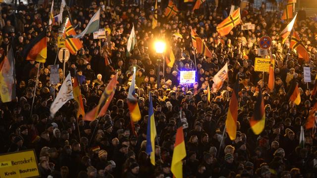 Teilnehmer haben sich am 23.11.2015 auf dem Theaterplatz in Dresden (Sachsen) während einer Kundgebung des Bündnisses Pegida (Patriotische Europäer gegen die Islamisierung des Abendlandes) versammelt.