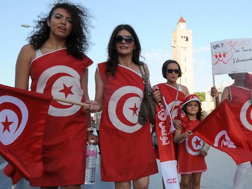 In Tunis demonstrieren Frauen gegen die Regierung des Landes.