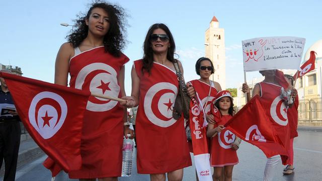 In Tunis demonstrieren Frauen gegen die Regierung des Landes.