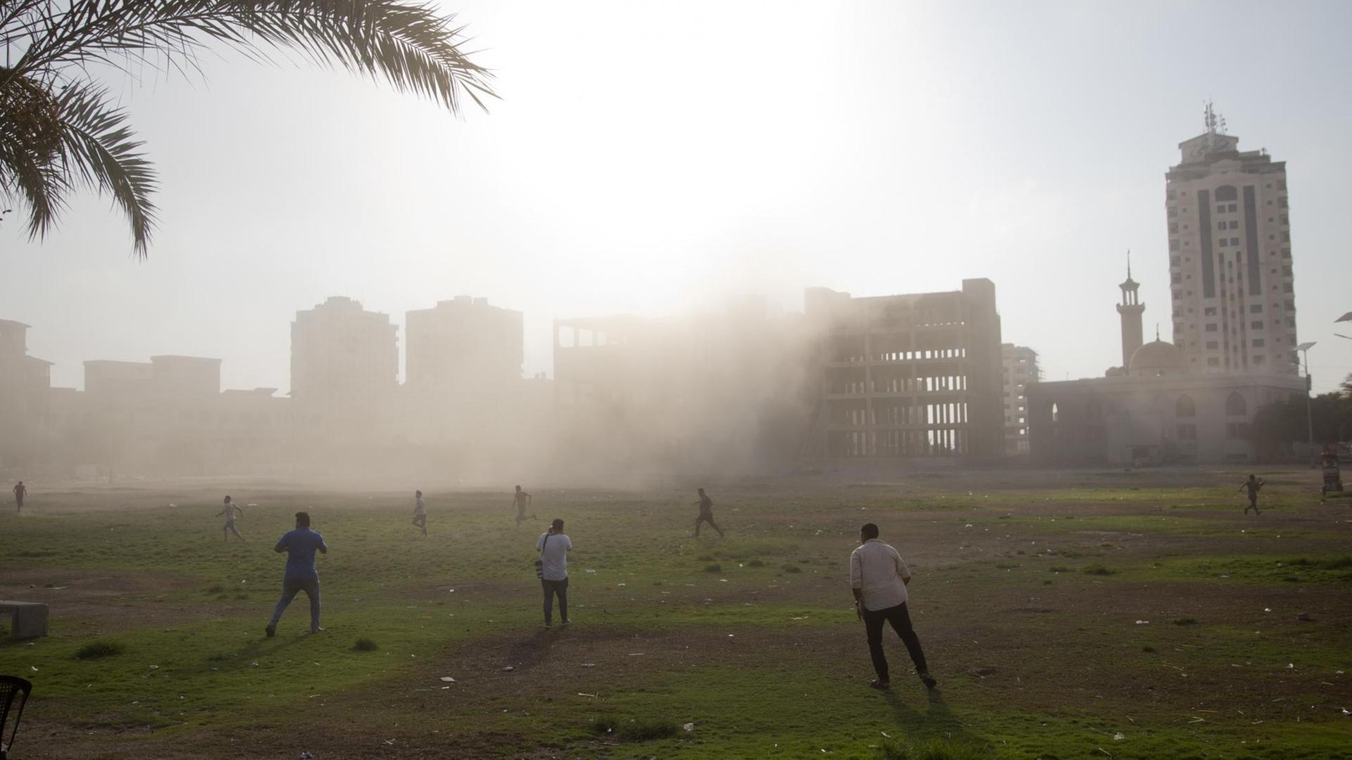 Das Foto zeigt Palästinenser in Gaza.-Stadt, die nach einem israelischen Luftangriff auf mehrere Gebäude zulaufen. Das Foto zeigt Palästinenser in Gaza.-Stadt, die nach einem israelischen Luftangriff auf mehrere Gebäude zulaufen.