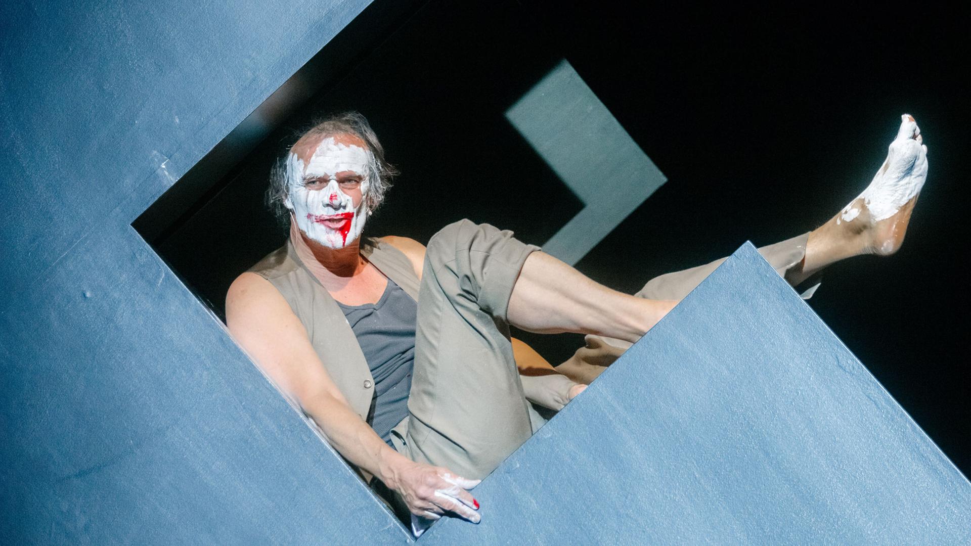 Der Schauspieler Edgar Selge spielt am 03.02.2016 in Hamburg auf der Fotoprobe von "Unterwerfung". Das Stück von Michel Houellebecq feierte seine Uraufführung in der Regie von Karin Beier am 06.02.2016 am Deutschen Schauspielhaus Hamburg. Der Schauspieler Edgar Selge spielt am 03.02.2016 in Hamburg auf der Fotoprobe von "Unterwerfung". Das Stück von Michel Houellebecq feierte seine Uraufführung in der Regie von Karin Beier am 06.02.2016 am Deutschen Schauspielhaus Hamburg.
