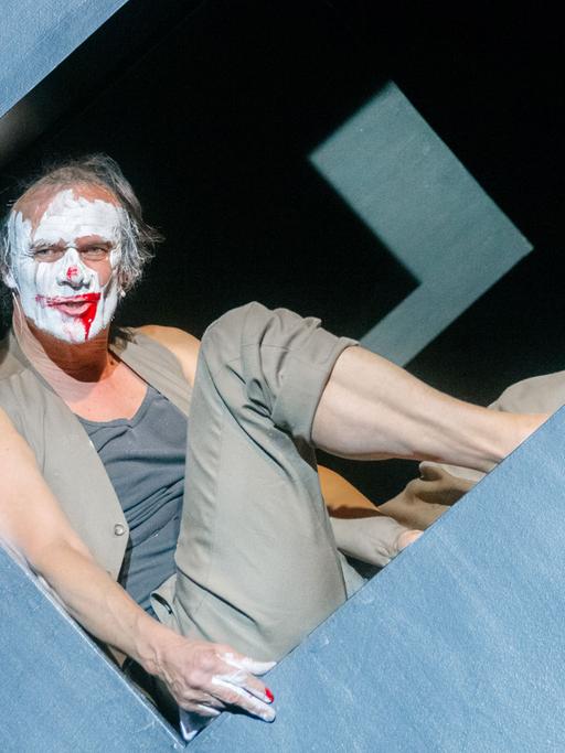 Der Schauspieler Edgar Selge spielt am 03.02.2016 in Hamburg auf der Fotoprobe von "Unterwerfung". Das Stück von Michel Houellebecq feierte seine Uraufführung in der Regie von Karin Beier am 06.02.2016 am Deutschen Schauspielhaus Hamburg.
