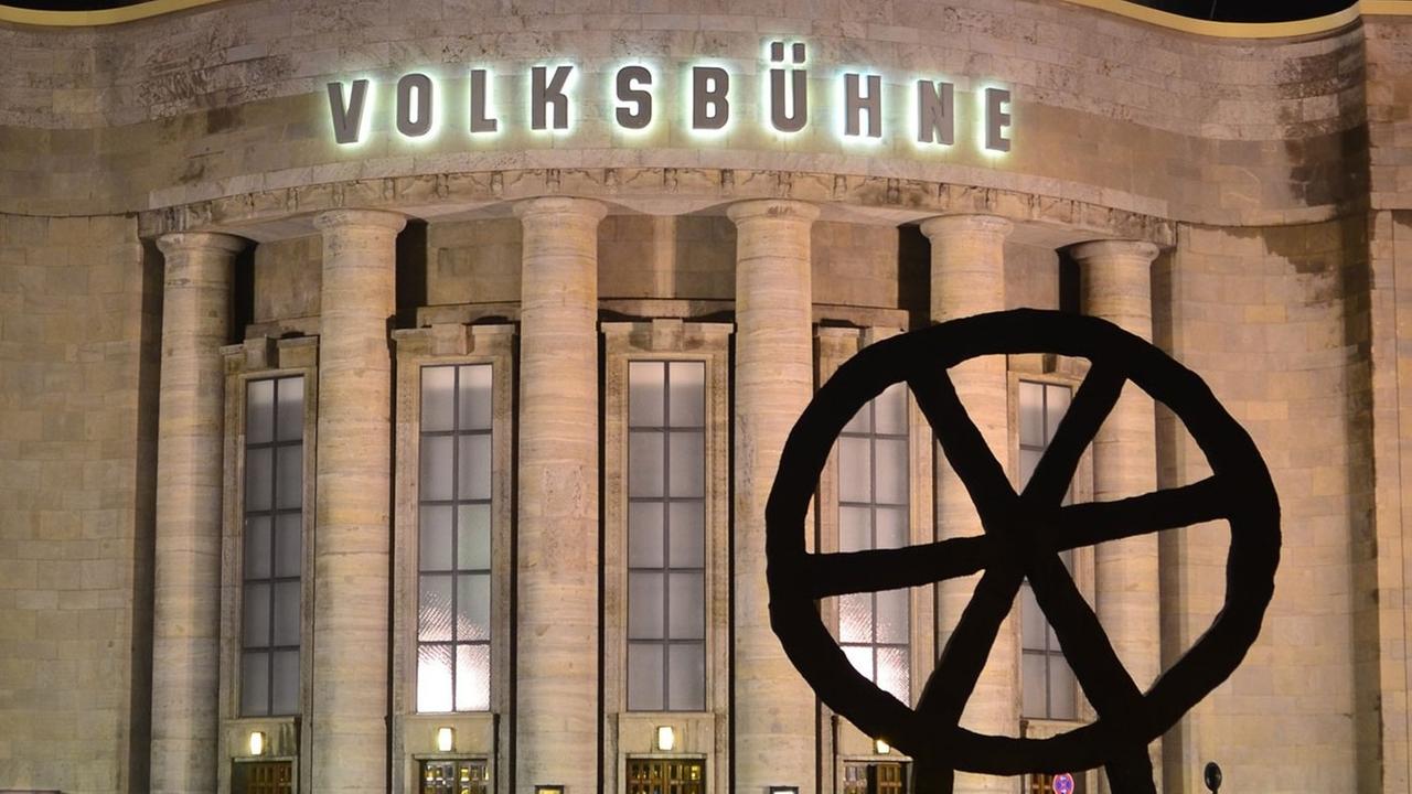 Von Scheinwerfern erleuchtet ist die Fassade des Theaters Die Volksbühne in Berlin Von Scheinwerfern erleuchtet ist die Fassade des Theaters Die Volksbühne in Berlin